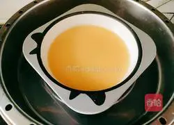 Illustration of how to make sea cucumber, wolfberry and egg custard 6