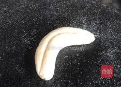 Illustration of how to make banana steamed buns 11