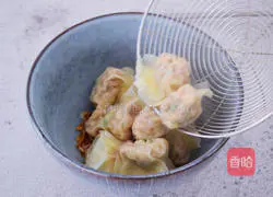 Illustration of how to make shrimp and pork wontons 21
