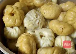 Illustration of how to make pork, cabbage, water and scallion buns 3