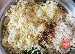 Illustration of how to make cabbage and lotus root dumplings 3