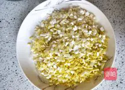 Illustration of how to make steamed pork and carrot dumplings 2