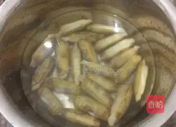 Illustration of how to make fried razor clams with pepper 1