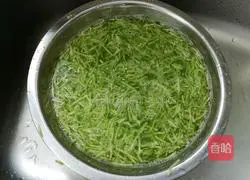 Illustration of how to make green radish meat buns 4