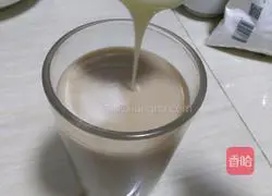 Illustration of how to make pearl milk tea 4