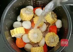 Illustration of how to make water chestnut corn and pork bone soup 10