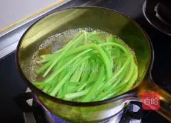 Illustration of how to make cold celery and peanuts 2