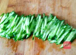 Illustration of how to make braised noodles with minced meat and cucumber shreds 3