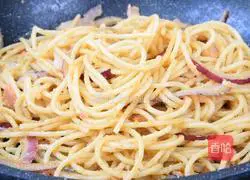 Illustration of how to make fried pasta with salted egg yolk and bacon 10