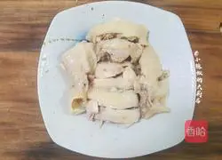 Illustration of how to make red-oiled chicken with saliva 4