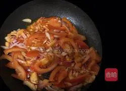 Illustration of how to make tomato and onion sauce pasta 4