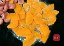 Illustration of how to make sausage and egg fried pasta 11