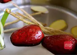 Illustration of how to make ginseng and jujube chicken soup 3