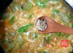 Illustration of how to make shrimp, luffa and mushroom soup 16