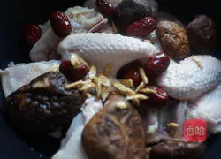 A must drink for body replenishment in winter This bowl of soup - illustration of how to make astragalus, red dates and chicken soup 7