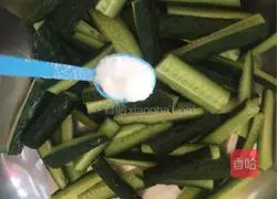 Illustration of how to make cold cucumber 3