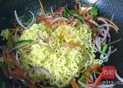 Illustration of how to make spicy fried noodles 9