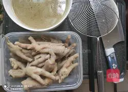 Illustration of how to make mushroom vegetable chicken noodle soup 2