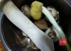 Illustration of how to make mushroom and chicken leg soup 4