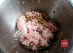 Illustration of how to make carrot and fresh meat wontons 3