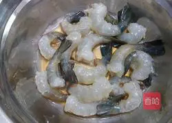 Illustration of how to make prawn cheese pizza 3