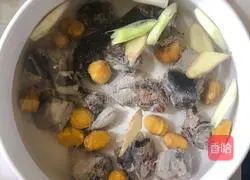 Illustration of the Recipe for Braised Black-bone Chicken with Cordyceps, Tea Tree Mushroom and Chestnut 3