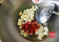 Illustration of how to make potato and tomato sauce wormwood seed noodles 3