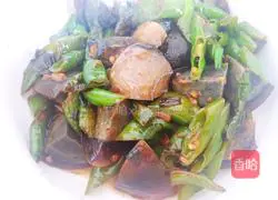 Illustration of how to make fried preserved eggs with pepper 11