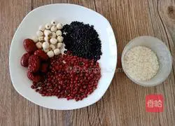 Illustration of how to make red bean and lotus seed soup 1