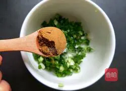 Illustration of how to make dumpling skin scallion pancakes 5