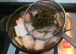 Illustration of how to make shrimp kelp and winter melon soup 5