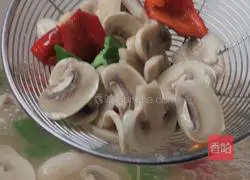 How to make scrambled eggs with green and red pepper and mushrooms Illustration 10