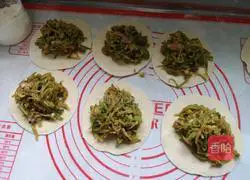 Illustration of how to make green radish meat buns 15