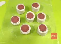 Illustration of how to make sausage flying cake rolls 6