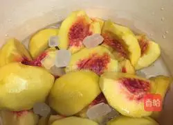 Illustration of how to make canned yellow peaches 3