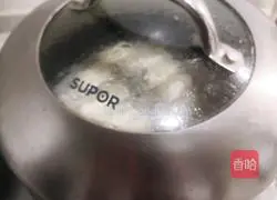 Illustration of how to make green and white radish and meat stuffed pot sticker dumplings 16