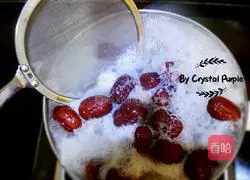 Illustration of how to make red dates, white fungus and lotus seed soup 7