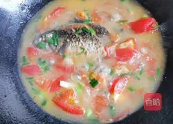 Illustration of how to make tomato crucian carp soup 8