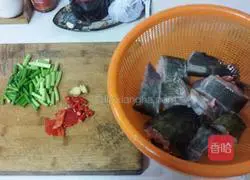 Illustration of how to make braised catfish 1