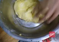 Illustration of how to make Datong oil cake 2