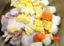 Illustration of how to make corn, yam and chicken soup 3