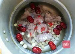 Illustration of how to make red dates, lotus seeds and pork ribs soup 7