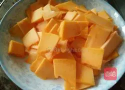 Illustration of how to make pumpkin hot dog rolls 2