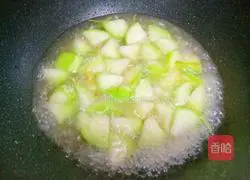 Illustration of how to make loofah and egg soup 8