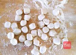 Illustration of how to make meat and three fresh dumplings 13