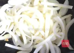 Illustration of how to make scrambled eggs with onions 4