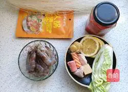 Thai Illustration of how to make Tom Yum Goong vermicelli soup 1