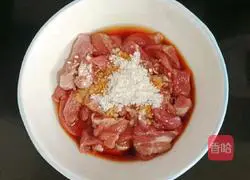 Illustration of how to make stir-fried pork slices with lotus root and yuba 7