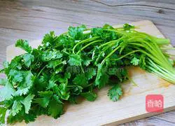 Illustration of how to make coriander meatball soup 1