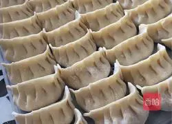 Illustration of how to make cabbage, pork and shrimp dumplings 12